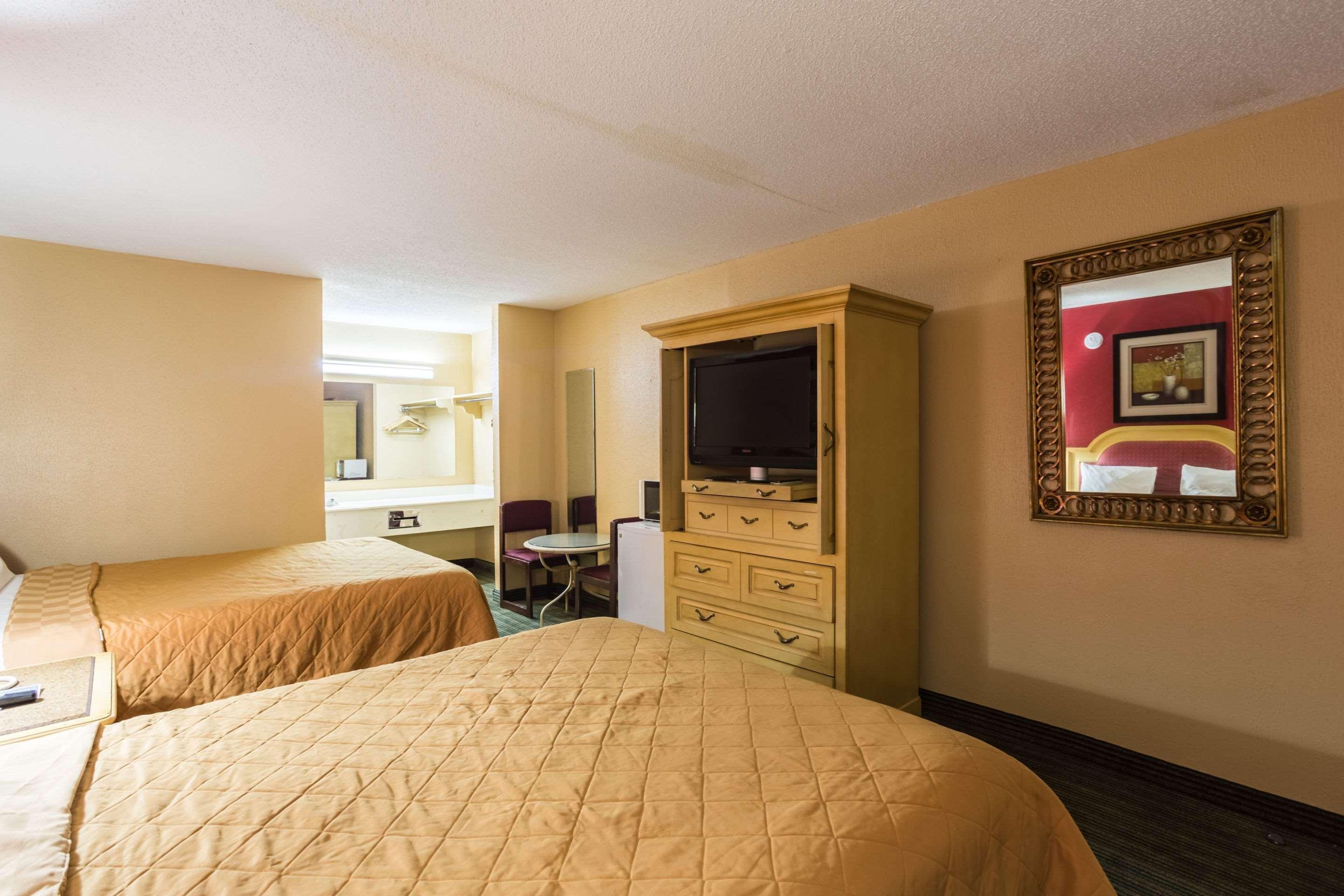 Rodeway Inn Hazlehurst Buitenkant foto